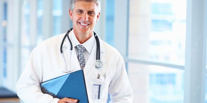 El médico trata los hongos en las uñas