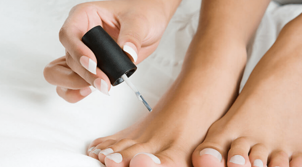 Tratar hongos en el pulgar con esmalte de uñas.