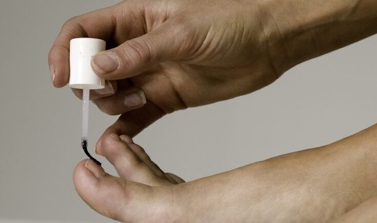 Aplicar esmalte de uñas para prevenir hongos en las uñas