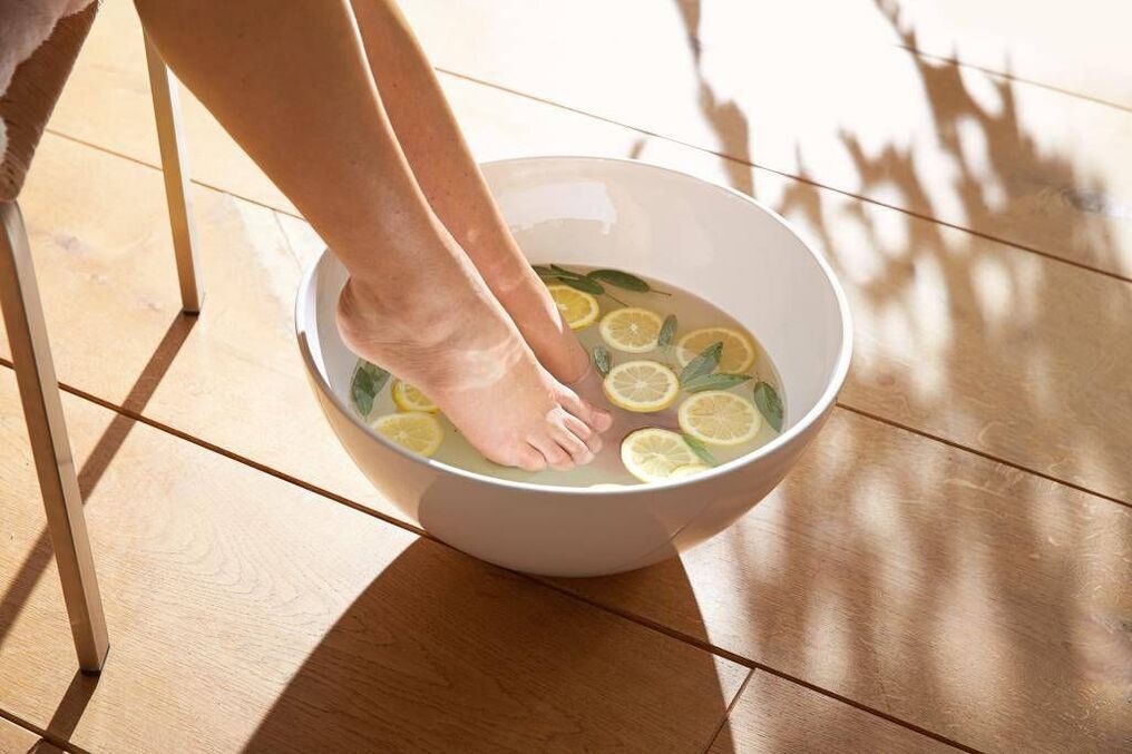 cómo usar baños para hongos en las uñas